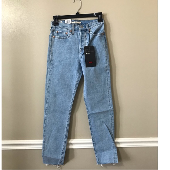 Levi’s Wedgie Icon Fit Tango Talks - Picture 3 of 9